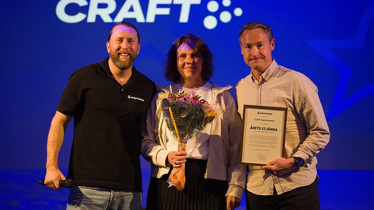 Prisutdelare var Sportforums vd Jonas Linder och mottog utmärkelsen gjorde Erica Persson och Örjan Bäckman, Craft Sportswear.