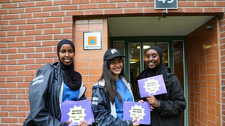 Sabrin Abdisharif, Sumeja Berisha och Yasmin Omar informerar om valet i Bergsjön