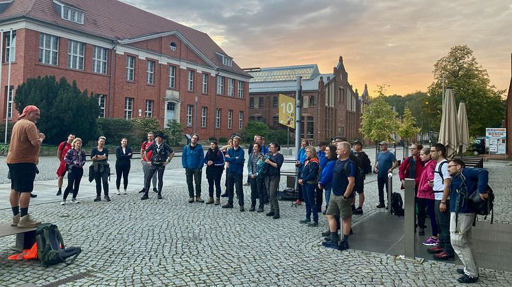 Eine Wandergruppe bekommt kurz vor dem Start Instruktionen von einem der Wanderführer. Bild: Frank Seeliger / TH Wildau