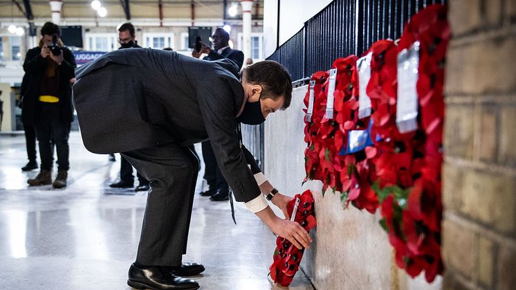 Chris Fowler from Southern lays a wreath next to the commemorative plaque for the Unknown Warrior at Victoria station