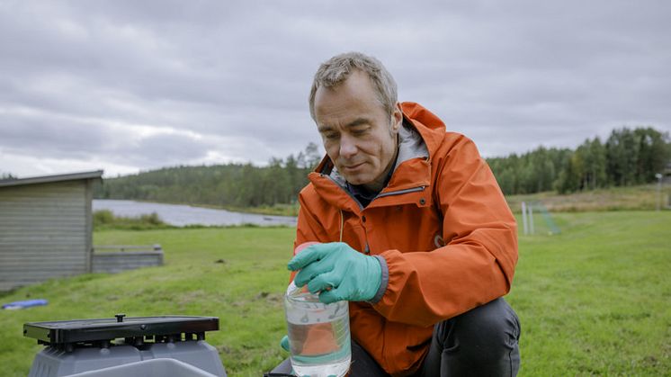 Vid Umeå universitet är Patrik Andersson, miljökemist och professor på Kemiska institutionen vid Umeå universitet, ansvarig för utveckling av verktyg för tidig upptäckt av nya potentiellt problematiska kemikalier. Foto: Mattias Pettersson
