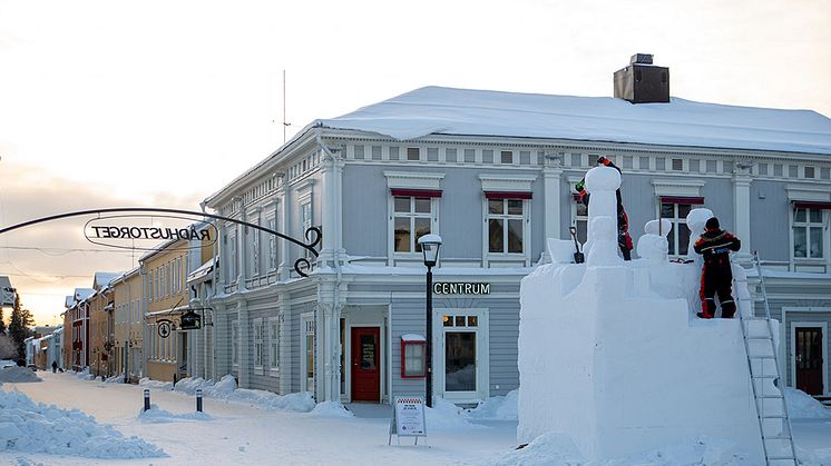 Luleås bidrag - ett av fyra mäktiga snöskulpturer tar form på anrika Rådhustorget i Piteå.  Foto: Ulric Flood