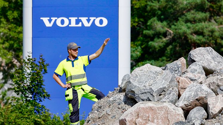 Adam Lindberg och hans kollegor från Volvo Construction Equipment förbereder nu demofältet inför Novemberkåsan.