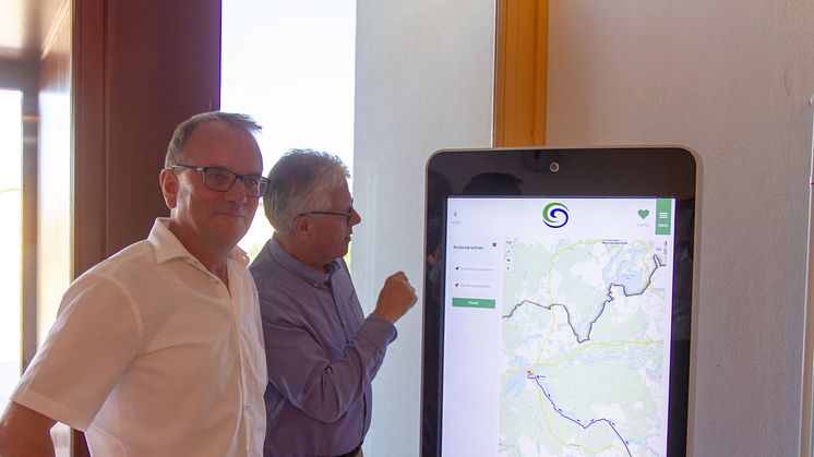 Einfach zu bedienen: Der neue digitale Touchpoint in der NaturThermeTemplin. Auf dem Bild (von links nach rechts): Detlef Tabbert, Bürgermeister von Templin, Dieter Hütte, Geschäftsführer der TMB Tourismus-Marketing Brandenburg GmbH.