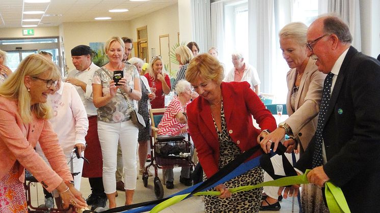 Anna Mannfalk Omsorgsnämndens ordförande, Kerstin Romberg verksamhetschef Näsets Läkargrupp, Carina Wutzler Kommunstyrelsens ordförande och Christer Henriksson VD Förenade Care.