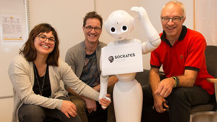 Roboten Pepper finns redan i Umeå där forskare kommer att vidareutveckla den för att den ska kunna förstå hur en en människa mår. På bilden forskarna Suna Bensch, Thomas Hellström och Lennart Edblom från Umeå universitet. Foto: Mikael Hansson