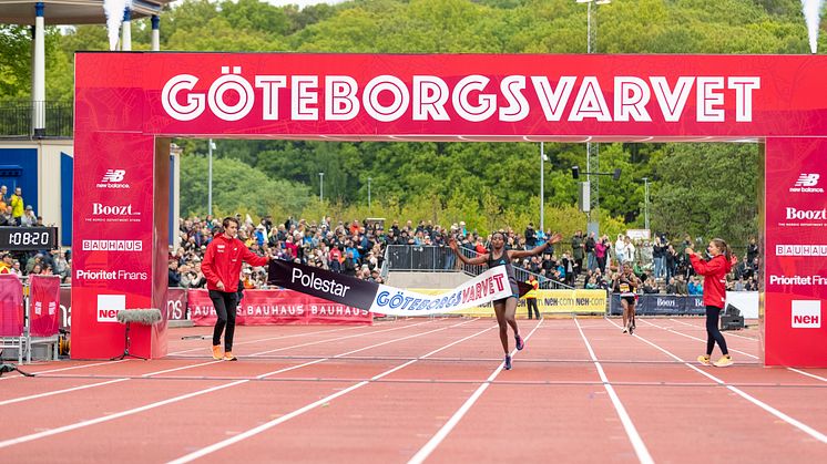 Tigist Assefa, Etiopien, passerar mållinjen som segrare i Göteborgsvarvet 2022. Foto: Glenn T Unger.