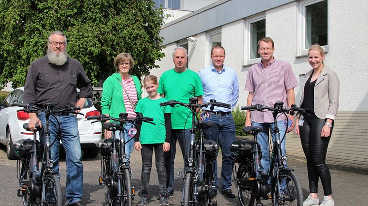 (v. l.): Willi Sparkuhle (für VfB Negenborn und SV Negenborn), Annette Große Hülsewiesche, Sophia Lönnecker, Erich Glee (alle Förderverein Ottenstein Grundschule), Marvin Ruppert und Jens Oerke ( beide TSV Ottenstein) und Leonie Riekschnietz, WWE.