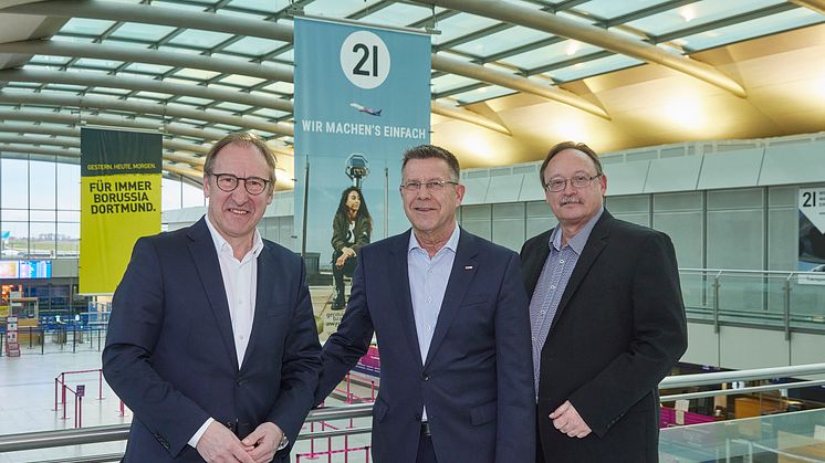 Im Bild sind der Flughafen-Geschäftsführer Ludger van Bebber, der scheidende DSW21-Vorstandsvorsitzende Guntram Pehlke und AR-Mitglied Rüdiger Schmidt.