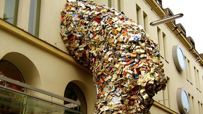 Sextusen böcker behövs till gigantisk skulptur i Örebro
