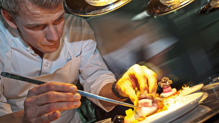Kocken Dirk Hoberg gör de sista finjusteringarna på tallriken på Restaurant Ophelia på Hotel Riva i Konstanz vid Bodensjön. FOTO: Hotel Riva