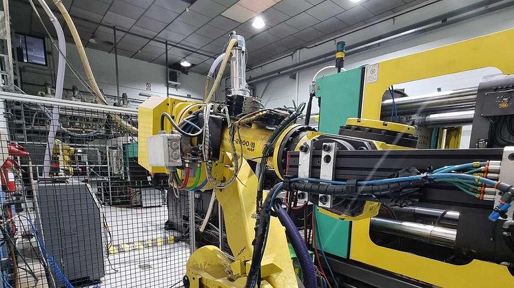 3 FANUC R-2000 i B-165 F Industrial Robot