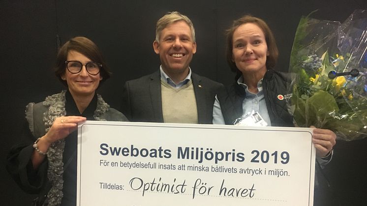 Båtbranschens miljöpris tilldelas Optimist för havet. Sharon Emanuel (Håll Sverige Rent), Thomas Hansson-Mild, Svenska Seglarförbundet och Camilla Larsson, Sjöräddningssällskapet tog emot priset. 