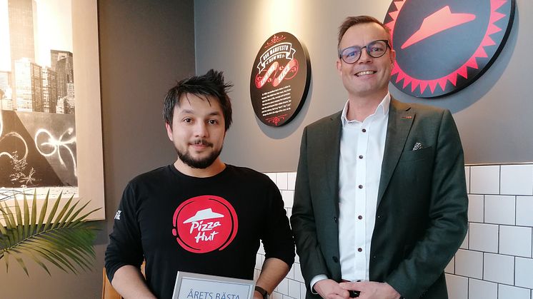 Jaber Alwafi, restaurangchef på Pizza Hut tillsammans med Jonas Bergman (M), kommunstyrelsens ordförande.