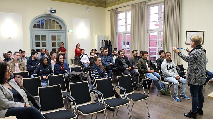 Vizepräsidentin Prof. Dr. Ulrike Tippe stellte das Gesamtangebot der Hochschule vor.