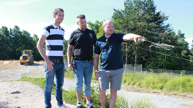 Vid Vilstabacken planerar Kent Briby, chef för produktionen inom återvinning på Eskilstuna Energi och Miljö samt Niklas Karlsson sluttäckningssamordnare på Eskilstuna Energi och Miljö, tillsammans med Mattias Albers arenachef Kultur och Fritid.