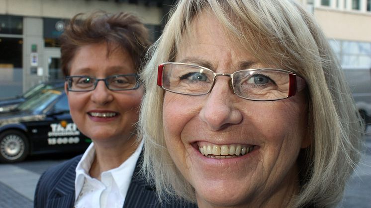 Maud Svensson, verksamhetschef, Lydiagården i Höör, får BROs utmärkelse 2010 med Aina Jonsson