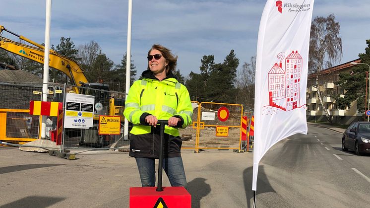 Johanna Frelin redo att spränga och därmed förklara bygget för officiellt startat.