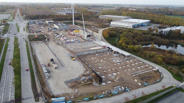 De grønne løsninger er tænkt ind i alle aspekter af byggeriet af Plantorama i Taastrup, og med øje for byggegrundens eksisterende terræn etableres der parkeringsfaciliteter både under det kommende center og i det fri. Foto: PR.