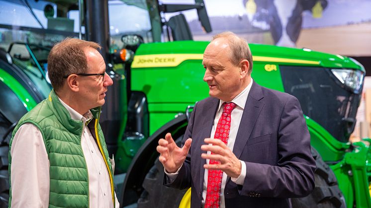 Bauernpräsident Joachim Rukwied tauscht sich auch auf der Grünen Woche 2024 mit Experten der Agrarindustrie über alternative Antriebsstoffe aus.  Foto: Forum Moderne Landwirtschaft 