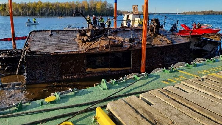 En rostig Munksund 5 bärgades upp från botten av Piteälven där fartyget legat i närmare 60 år. Foto: Piteå kommun