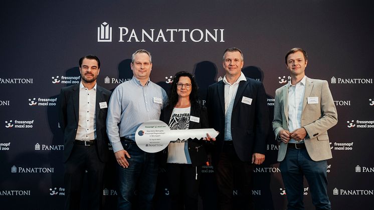 Standortleiterin Annett Stockmann hält stolz den symbolischen Schlüssel des neuen Lagerstandorts in der Hand vlnr. Daniel Oetjen, Christian Buschmann, Annett Stockmann, Ralf Reinhardt, Nico Ruhle 