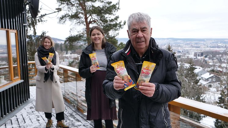 På bildet: Leder for merkevare, Marianne Grøtte, Markeds- og shopperanalytiker Mie Maagerø Dalen, og Egil "Drillo" Olsen. Foto: Anne-Lene Molland