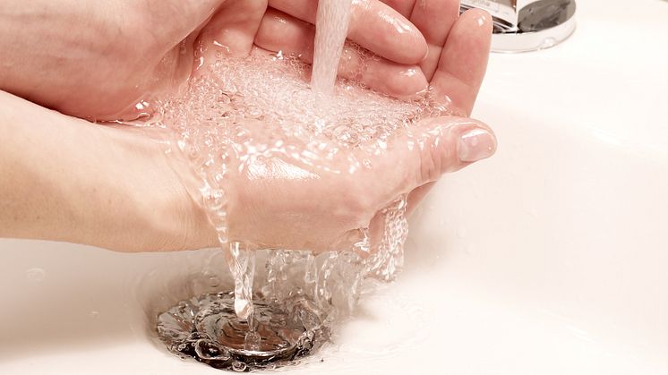 Veolia Trinkwasser Wasserhahn Hände_Foto Torsten Pross