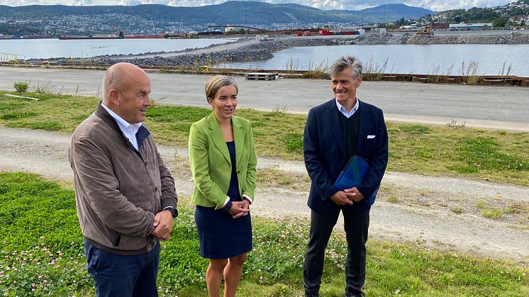 Adm. direktør Asgeir Solheim i Fabritius ble presentert som ny aksjonær i Eidos av Lier kommunes ordfører Gunn Cecilie Ringdal og adm. direktør Jon-Erik Lunøe i Bane Nor Eiendom på Lierstranda fredag 28. august.