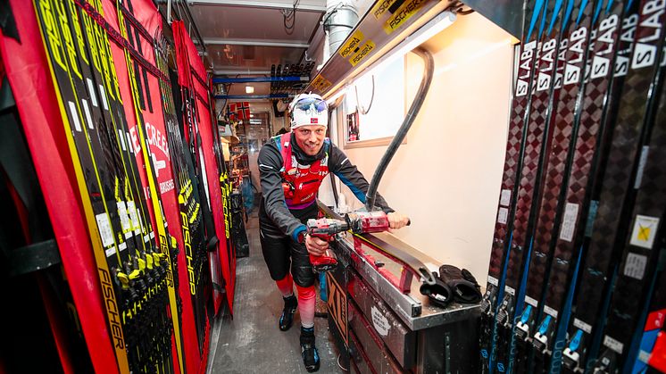 Smøresjef Tobias Dahl Fenre i smøretraileren til de norske skiskytterne i VM skiskyting 2019 i Östersund, Sverige. Foto: Lise Åserud / NTB scanpix