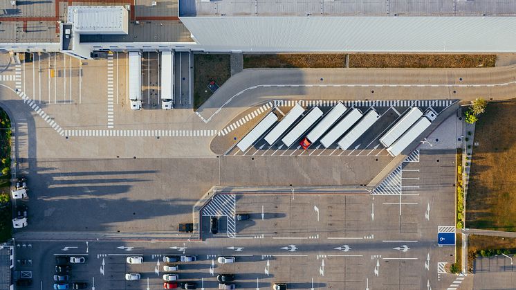 Das Logistiknetz Berlin-Brandenburg e.V. (LNBB) feiert in diesem Jahr sein 15-jähriges Bestehen und setzt sich gemeinsam mit den Mitgliedern und Partnern, darunter die TH Wildau, für Infrastrukturprojekte und die Logistikbranche in der Region ein.