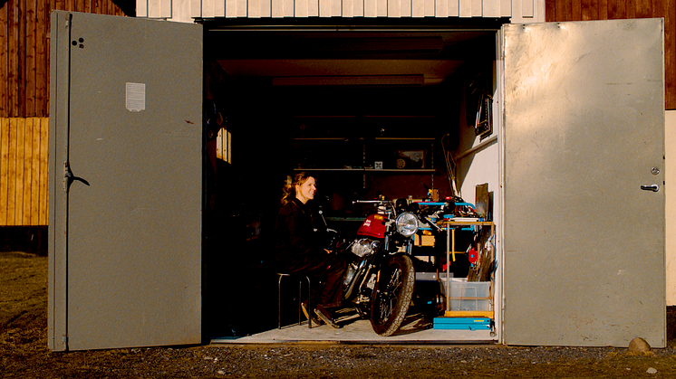 Ida Olsson experimenterar med olika delar för tillverkningen av The Balvenie Motorcycle