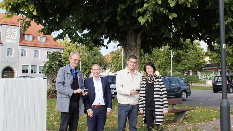 Surfen unter der Laterne: (v. l.) Rudolf Wittmann und Daniel Pangerl von der Bayernwerk Netz GmbH zusammen mit dem IT-Beauftragten der Stadt Maxhütte-Haidhof, Christoph Stangl, und Bürgermeisterin Dr. Susanne Plank.