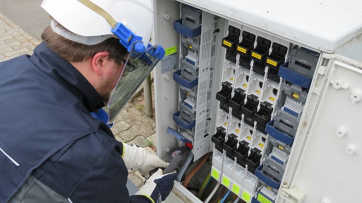 Magnus Moldenhauer, Techniker von SH Netz, an einem neuen Kabelverteilerschrank.