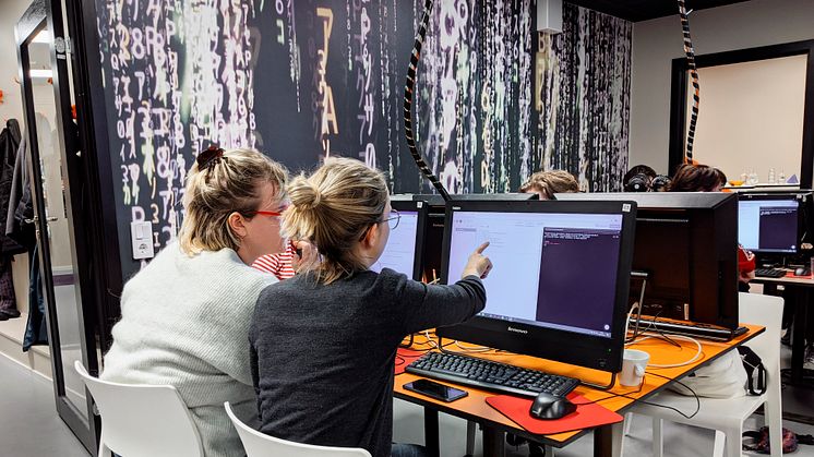 Det behövs mer och bredare kompetens i IT-branschen. Cool minds startar nu, med stöd av Malmö stad, utbildningen code rebels. Här syns Ebba och Nicky som går första pilotkursen. Bild: Ronja Feuer