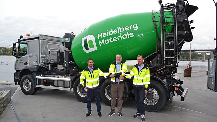 Fr.v.: Patrik Sved, logistikchef Heidelberg Materials Betong Sverige, Martin Svedin vd Svedin Holding AB och Per Berglund, vd Heidelberg Materials Betong Sverige AB