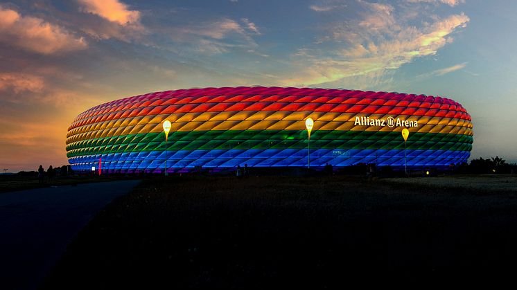 Auch wenn sich derzeit in Deutschlands Fußball-Profiligen kein Spieler als homosexuell bekannt hat, setzen Vereine unter anderem mit Regenbogenfarben Zeichen für Akzeptanz und gegen Homophobie sowie Diskriminierung. Foto: Michael Siebert/Pixabay.de