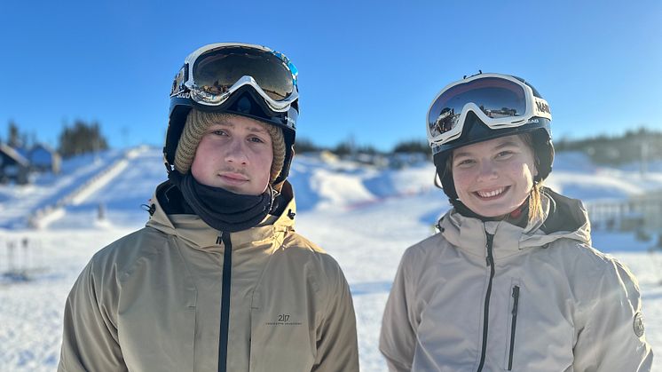  ELSKER VINTEREN: Louis Deleurand (t.v.) og Julie Vadsholt Torstensen besøger Hafjell sammen med deres efterskoler. Begge elsker vinteren og sneen!