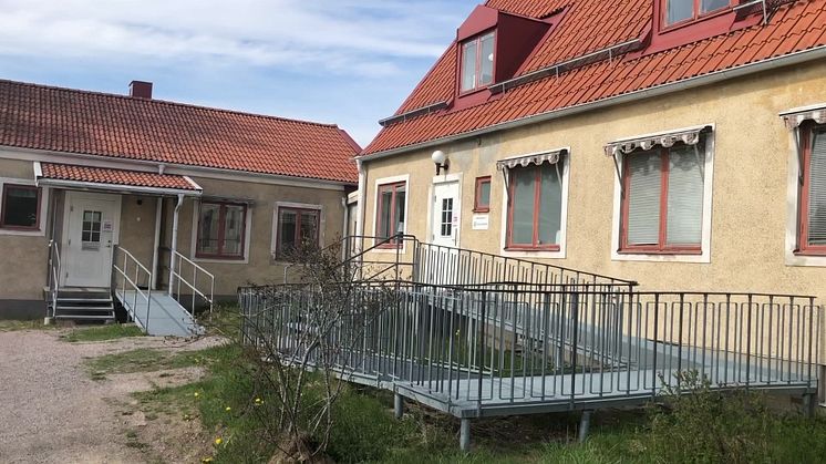 Rörliga klippbilder – Knutby vårdcentral innan flytt till Almunge