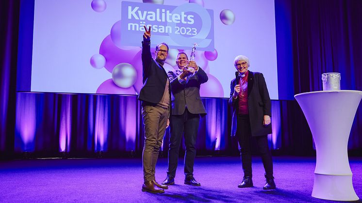 Andreas Hall och Henrik Rosdahl från Helsingborgs stad tar emot GötaPriset 2023 av Antje Jackelén.