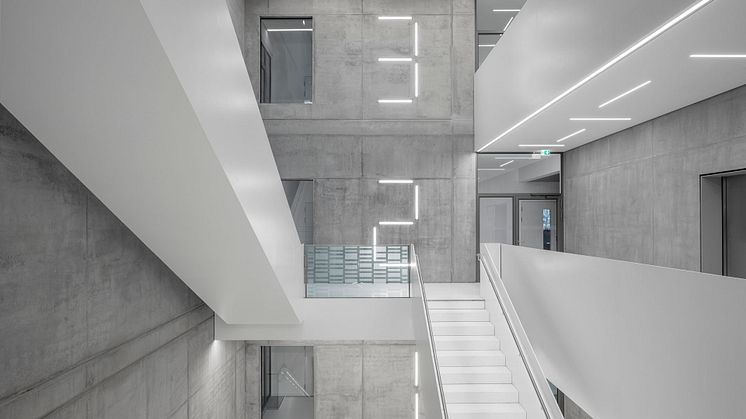 Foto: Henrik Schipper. Treppenhaus im BerlinBioCube. Das Projekt wurde vom renommierten Architekturbüro doranth post architekten aus München entworfen und von der Campus Berlin-Buch GmbH umgesetzt.