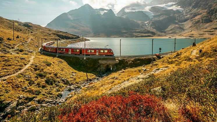 Die Rhätische Bahn am Lago Bianco, Graubünden (c) Schweiz Tourismus, Jan Geerk