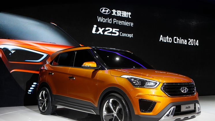 Hyundai visar upp konceptmodellen för ix25 på motormässan i Peking