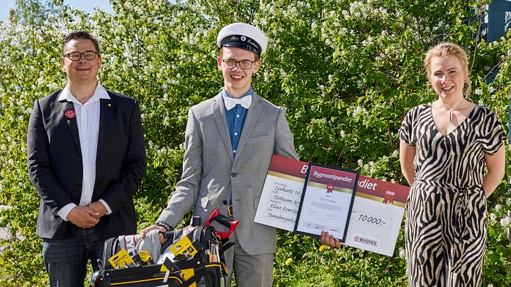 Årets Bygmastipendiat i Lycksele Elias Evertsson, här omgiven, på coronabehörigt avstånd, av Bygmas Nicklas Unée och rektor Victoria Hvirfvel.  Foto: Marcus Bäckström