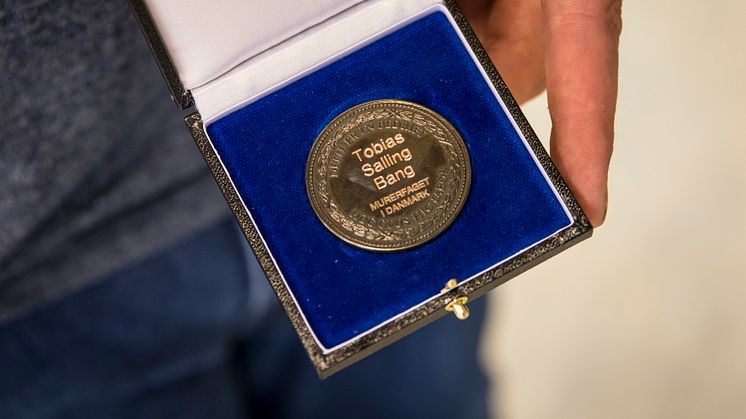 Tobias opnåede bronzemedalje for sit svendeprøve, selvom den foregik på krykker. 