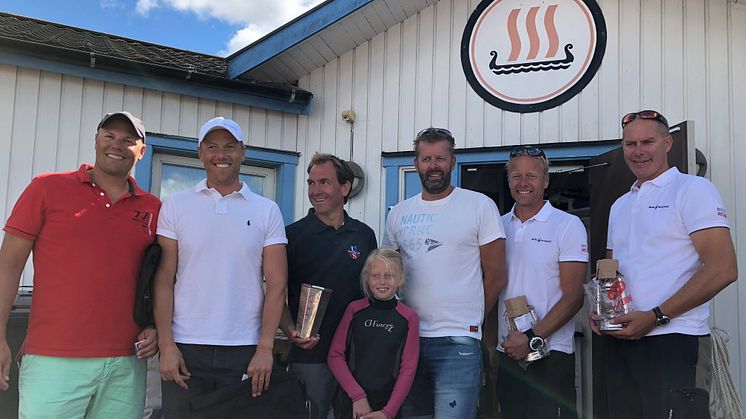 Vinnarna i 2018 års INT SM för båtklassen 606. Magnus Lindvall/Celia Lindvall/Ulrik Simonsson (mitten). Silver till Hans Oscarsson/Niclas Winroth (höger) och brons till Filip Hansen/Emil Hansen (vänster). Foto Carin Kling