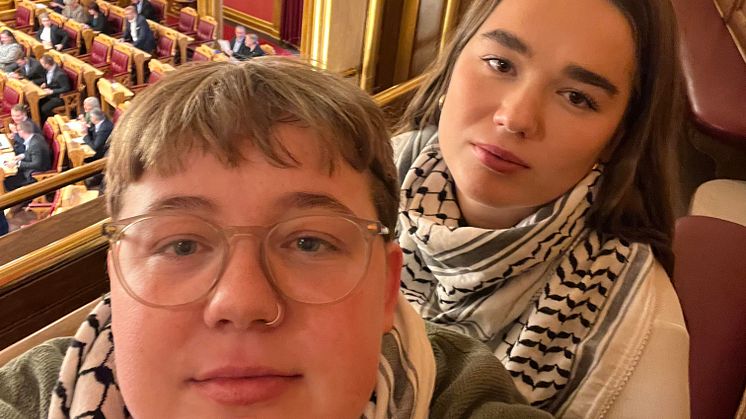 Marte Hansen Haugan og Amanda Hylland Spjeldnæs under tirsdagens debatt om anerkjennelse av Palestina som egen stat, på Stortinget 