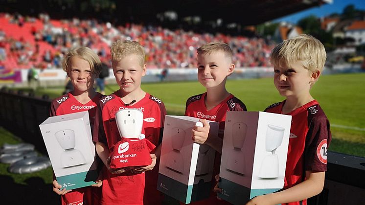 Norges første virtuelle maskot: Takket være Brann, Telia og en robot fra No Isolation var langtidssyke Erik Eiane i går på Brann stadion, selv om han oppholdt seg i Sandnes. På bildet er han i form av en avatar sammen med de øvrige maskotene på kamp.