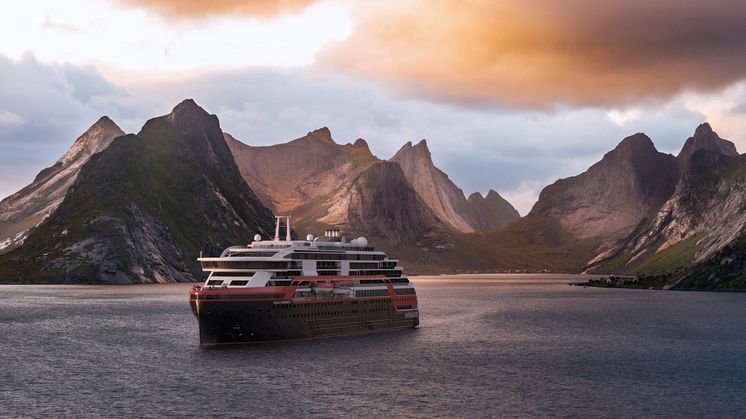 NYE SEILINGER: Hurtigrutens gjester kan oppleve uberørt villmark og et rikt dyreliv over hele kloden. Fra 2020 starter Hurtigruten seilinger i Alaska med MS Roald Amundsen (bildet). Foto: HURTIGRUTEN