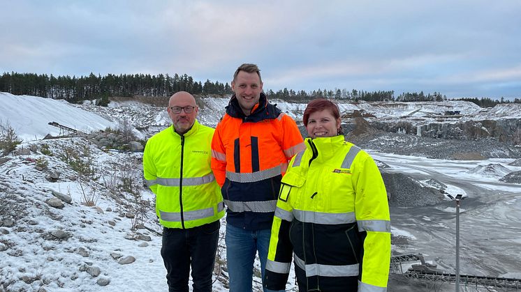 Patrik Törnberg, Erik Hallman och Madeleine Ivanov på Sätertorps Grus gläds åt beskedet om täkttillståndet. 